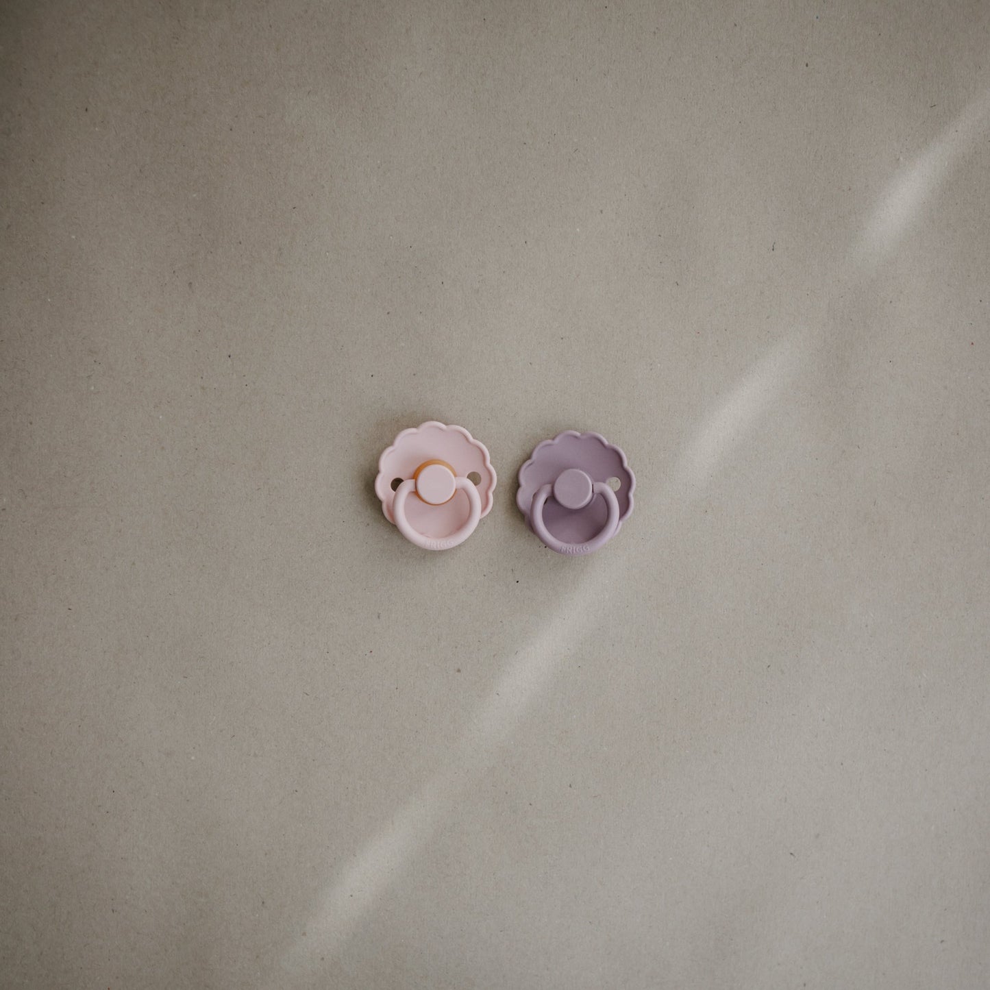 FRIGG Daisy Natural Rubber Pacifier 2-Pack - Babies in Bloom