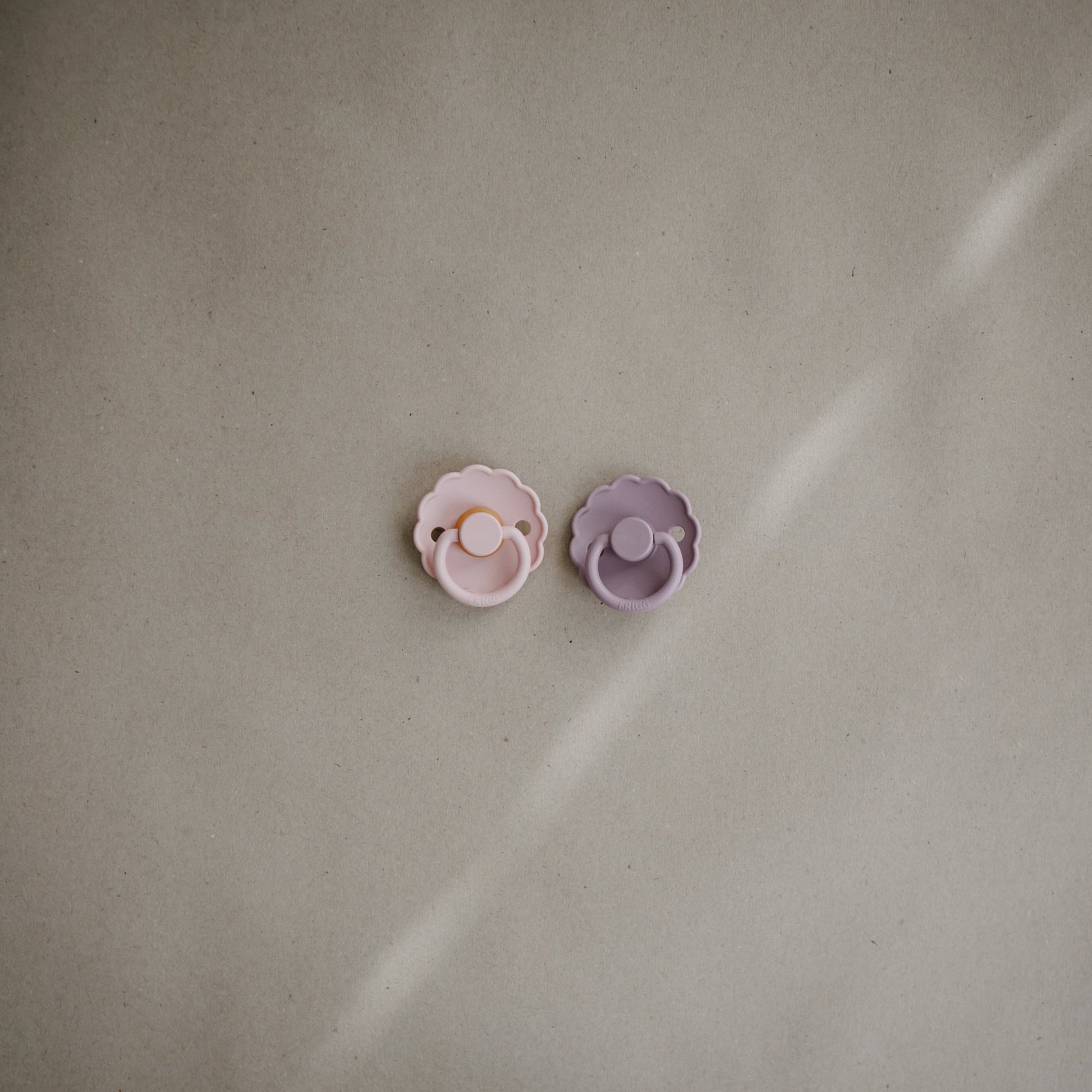 FRIGG Daisy Natural Rubber Pacifier 2-Pack - Babies in Bloom
