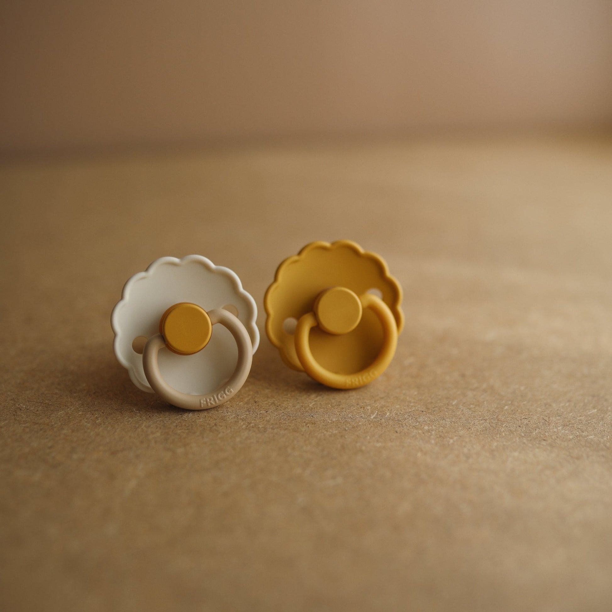 FRIGG Daisy Natural Rubber Pacifier 2-Pack - Babies in Bloom