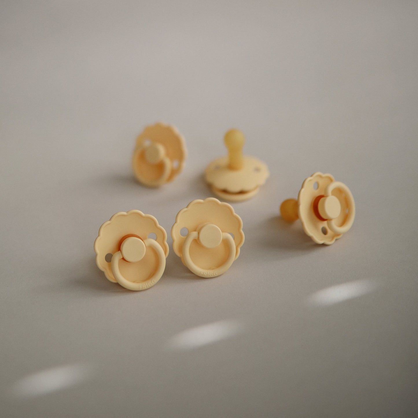 FRIGG Daisy Natural Rubber Pacifier 2-Pack - Babies in Bloom