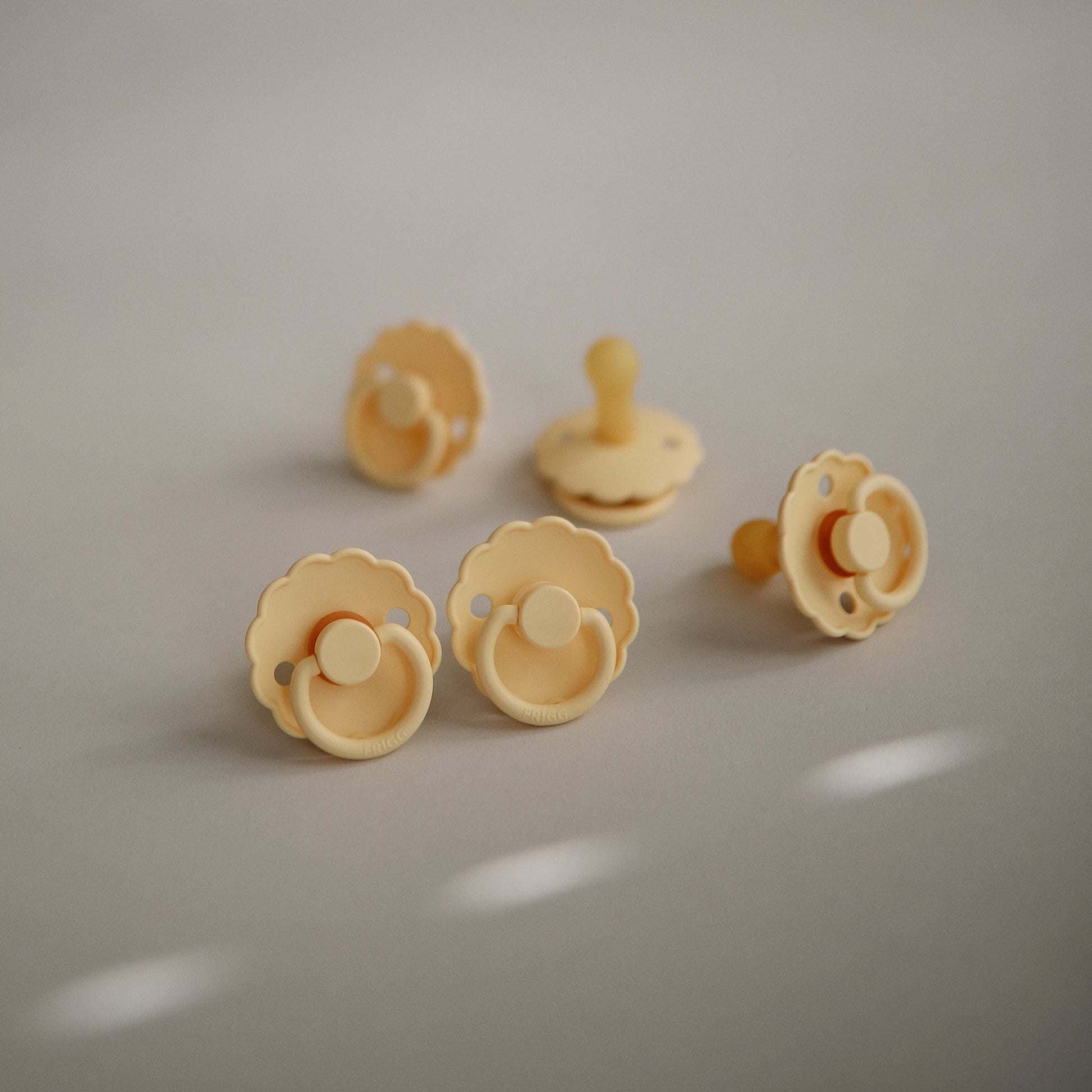 FRIGG Daisy Natural Rubber Pacifier 2-Pack - Babies in Bloom