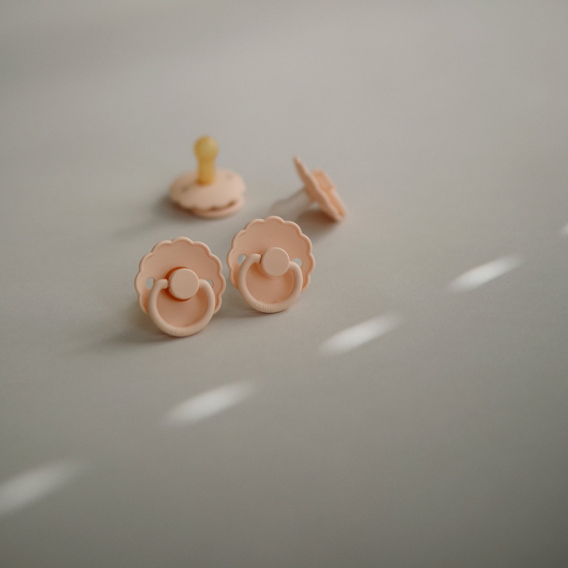 FRIGG Daisy Silicone Pacifier 2-Pack - Babies in Bloom