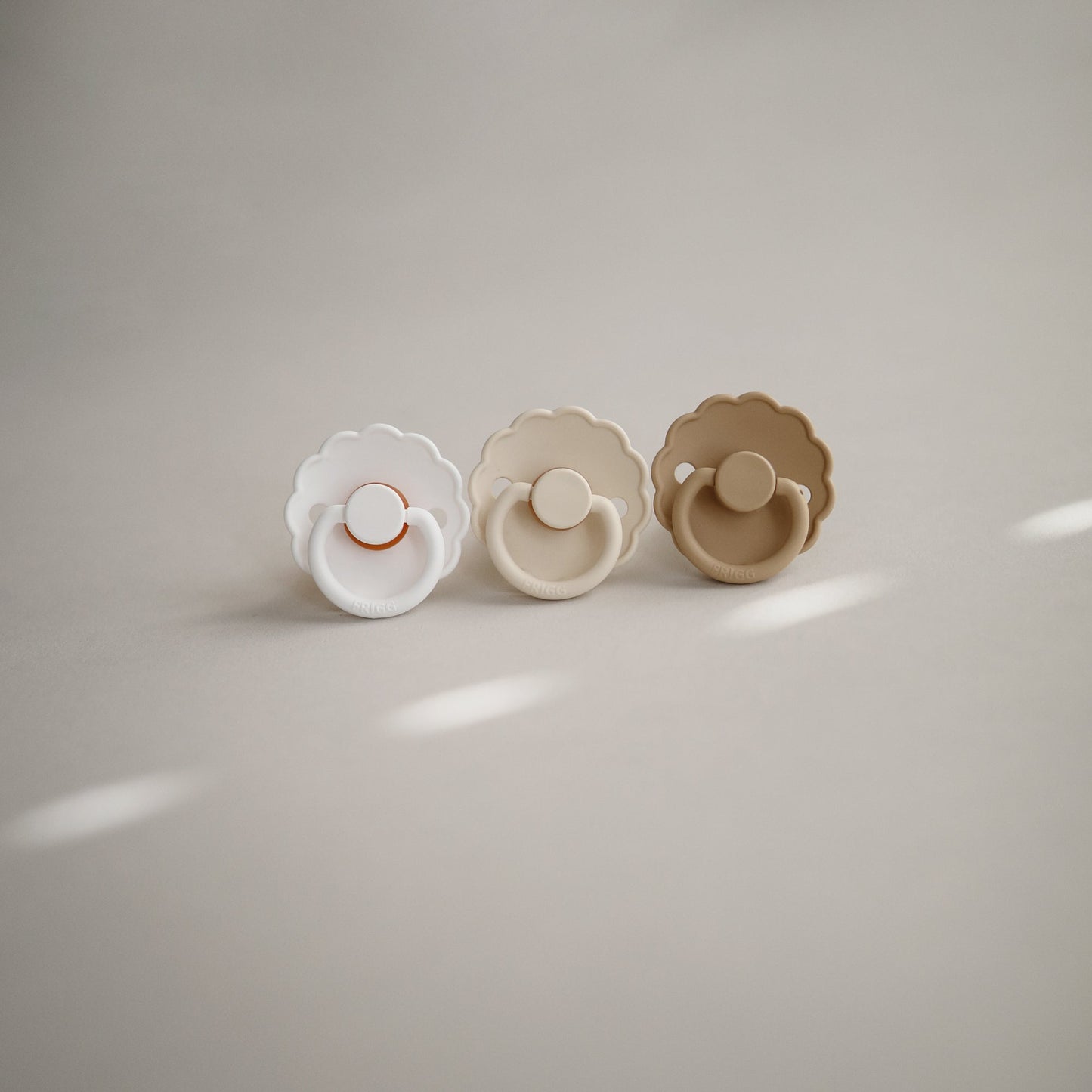 FRIGG Daisy Natural Rubber Pacifier 2-Pack - Babies in Bloom