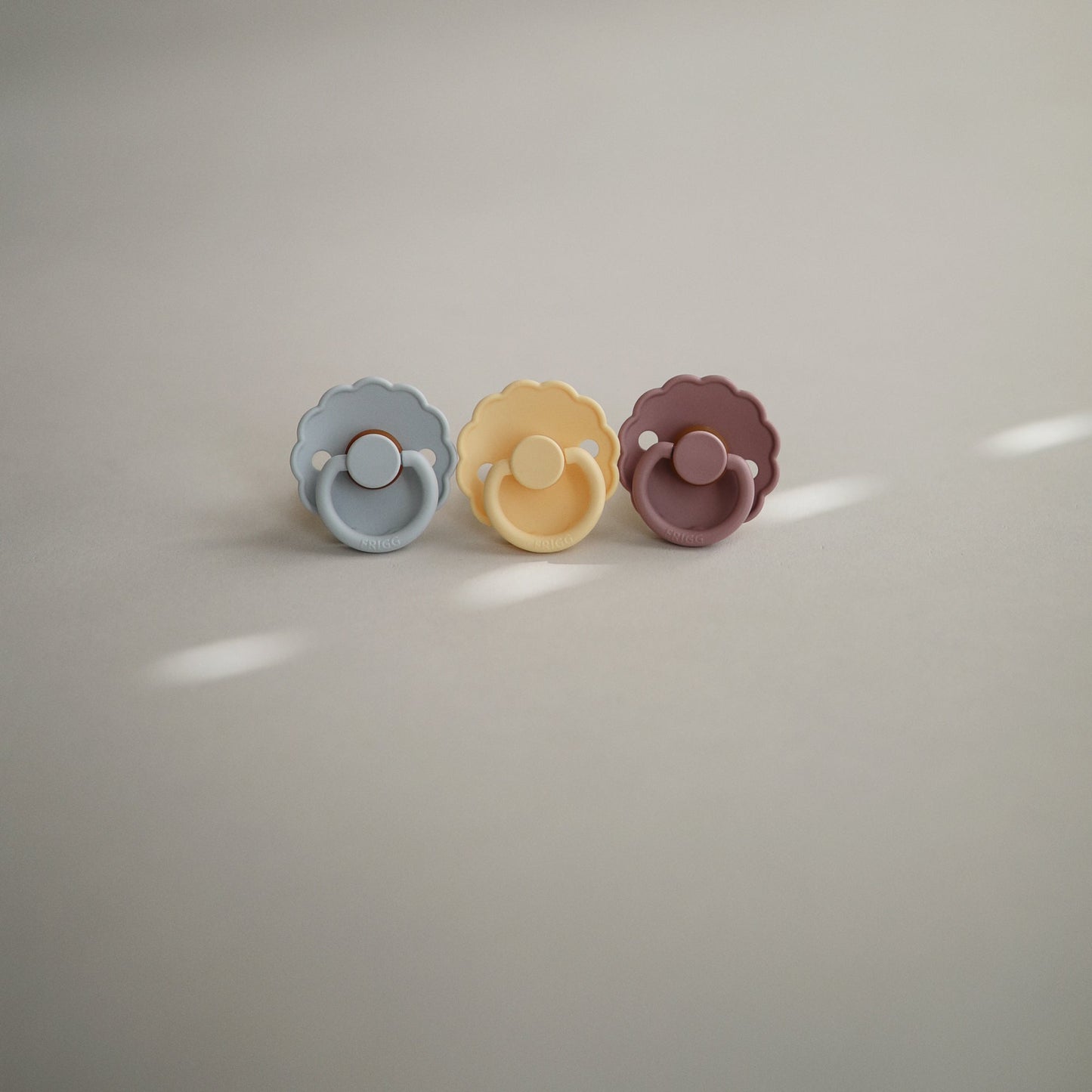 FRIGG Daisy Natural Rubber Pacifier 2-Pack - Babies in Bloom