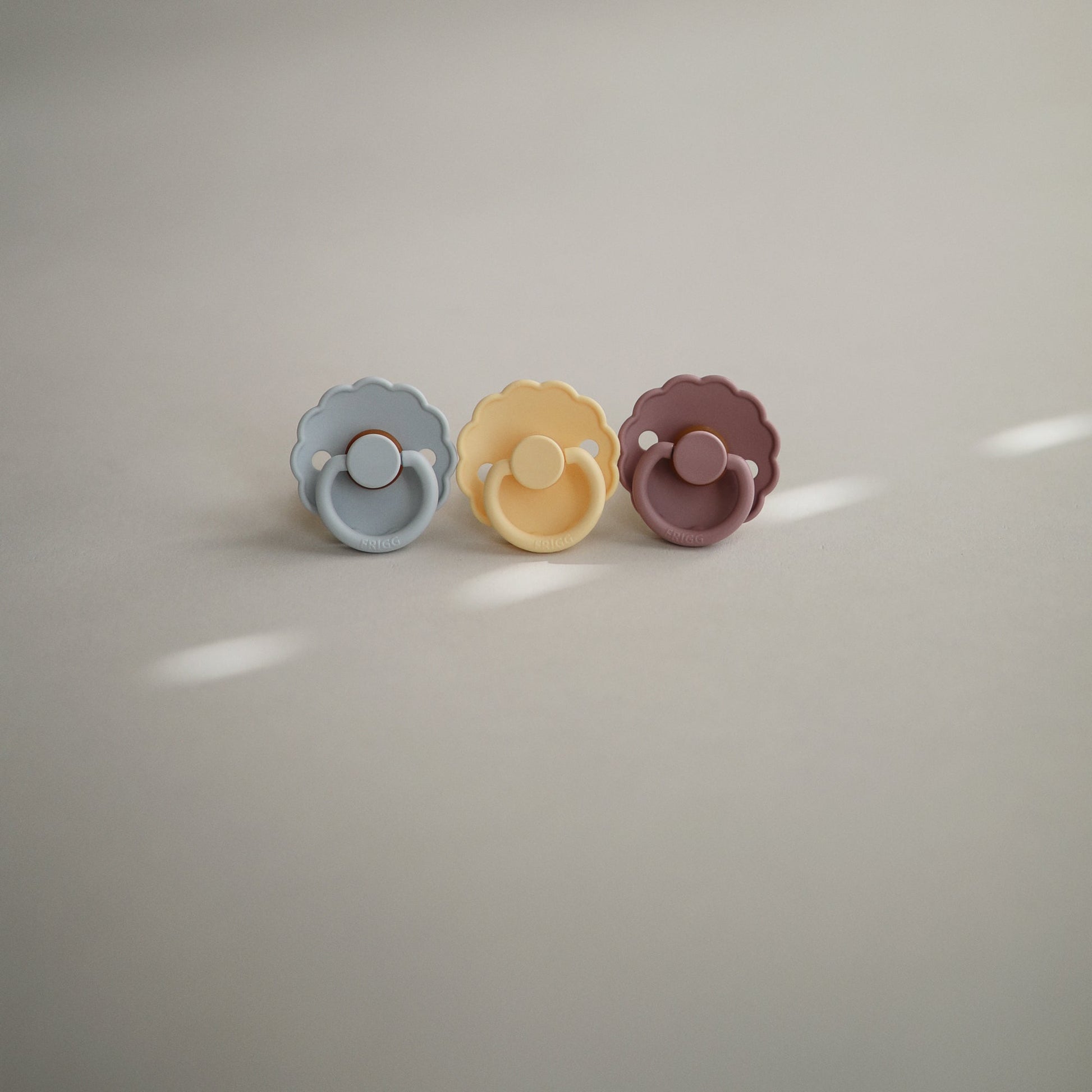 FRIGG Daisy Natural Rubber Pacifier 2-Pack - Babies in Bloom