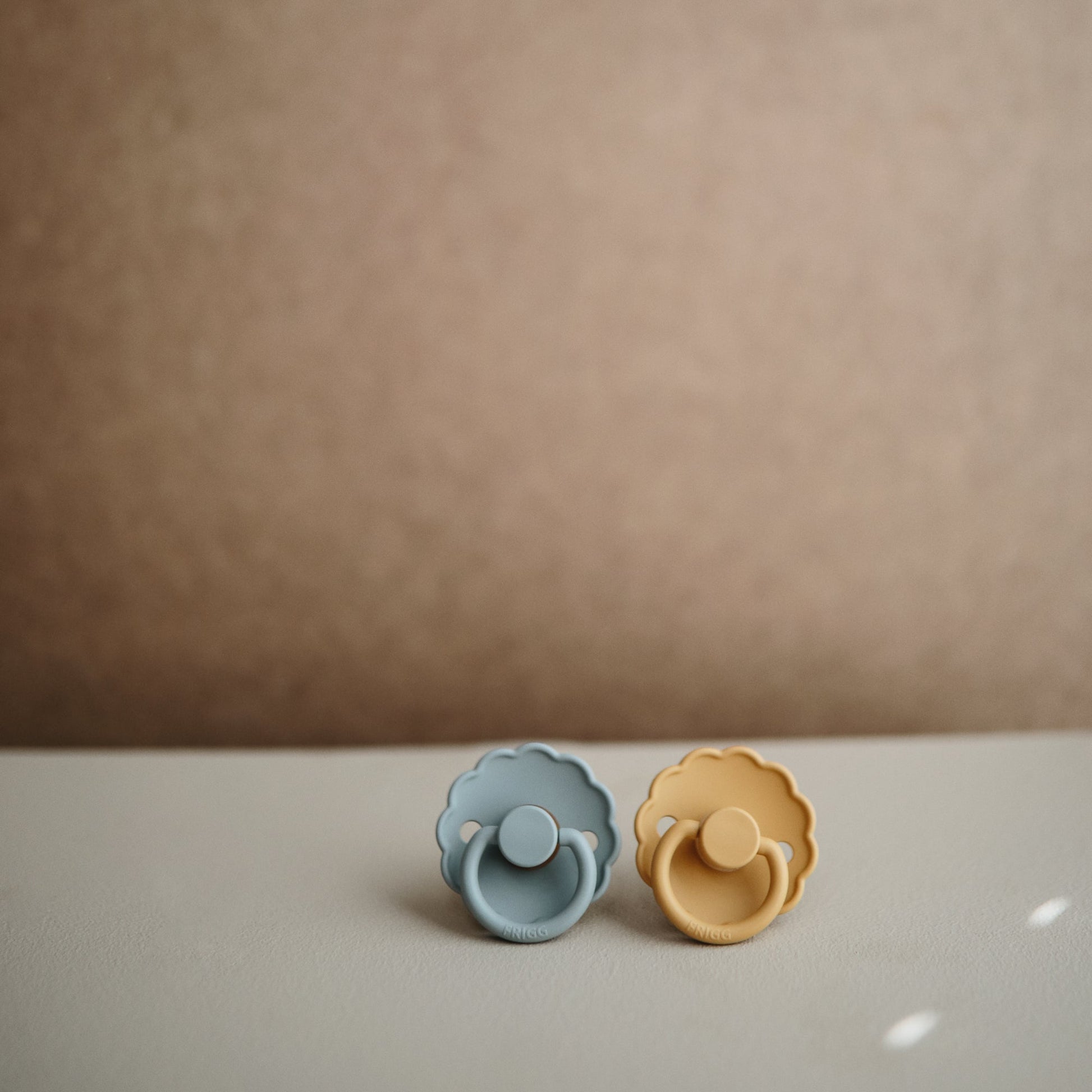FRIGG Daisy Natural Rubber Pacifier 2-Pack - Babies in Bloom