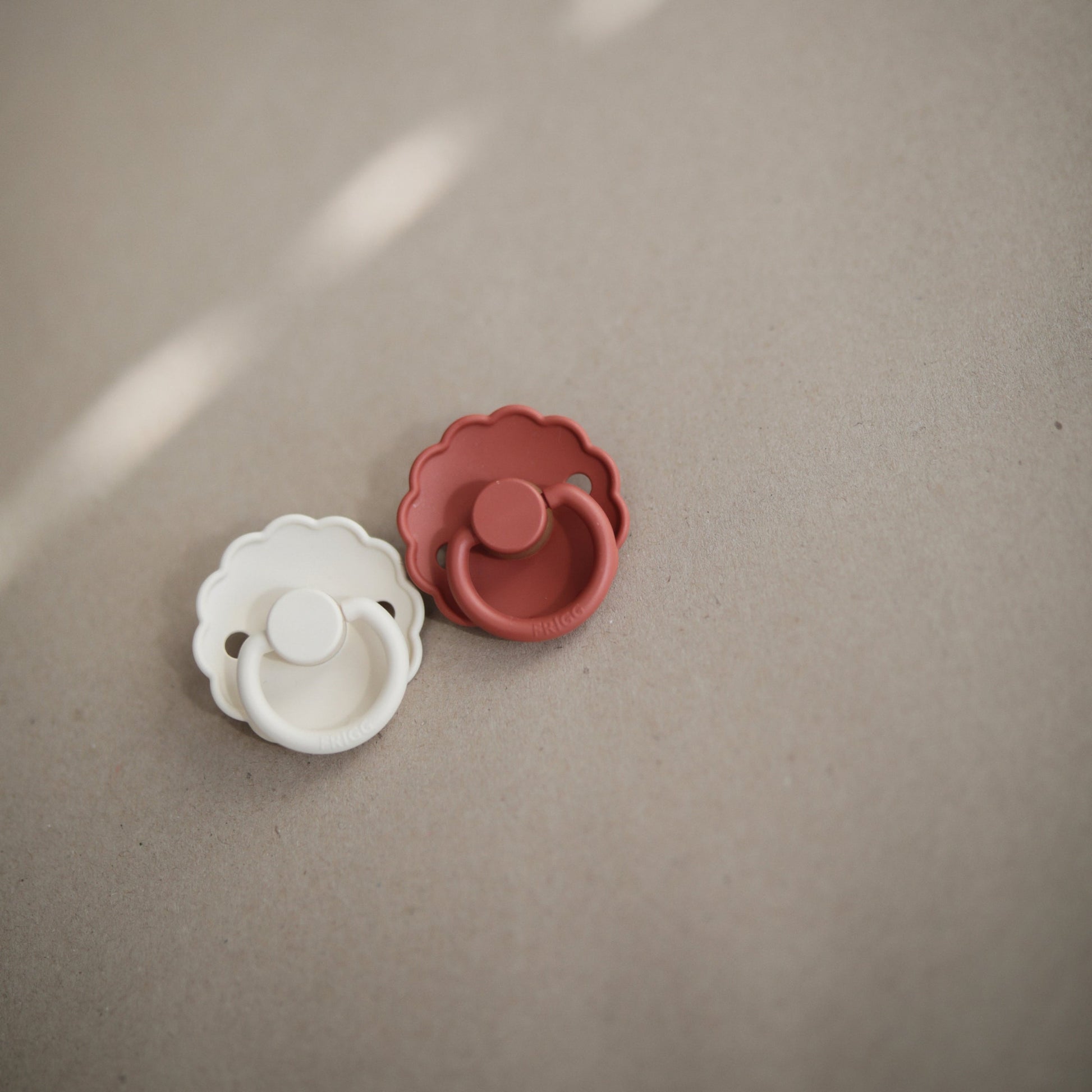 FRIGG Daisy Silicone Pacifier 2-Pack - Babies in Bloom