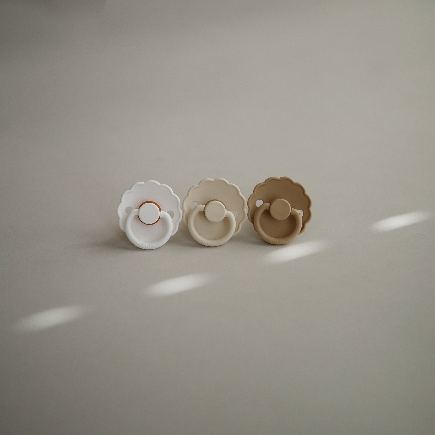 FRIGG Daisy Silicone Pacifier 2-Pack - Babies in Bloom