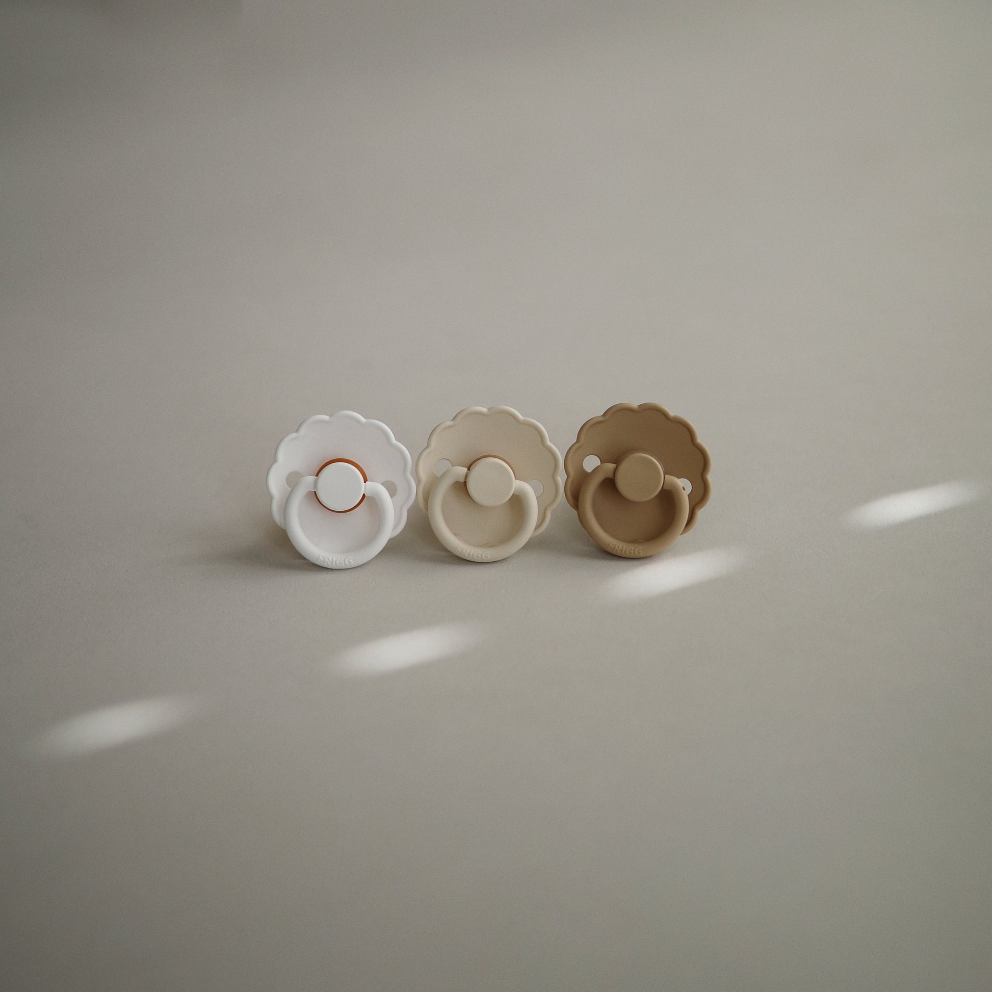 FRIGG Daisy Silicone Pacifier 2-Pack - Babies in Bloom