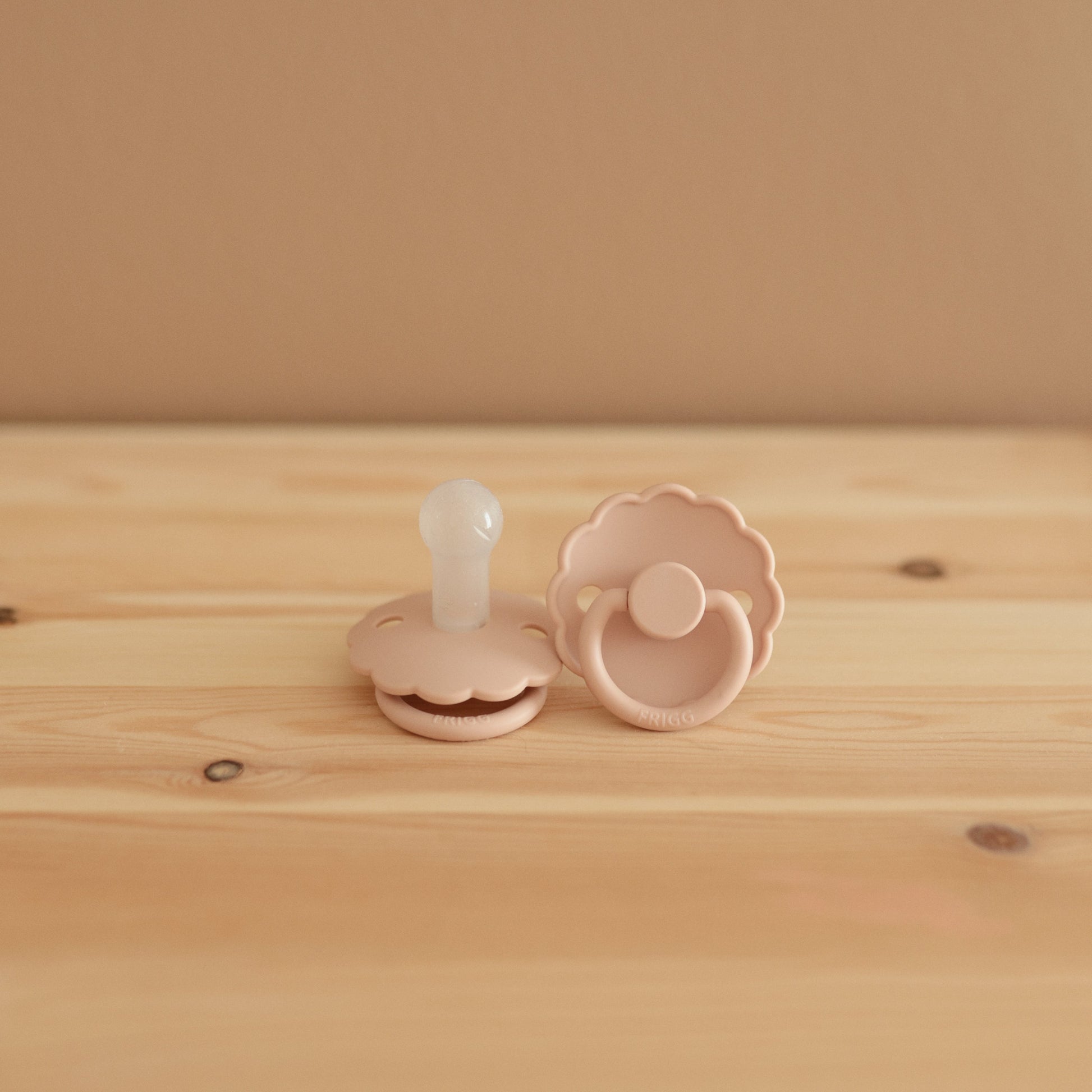 FRIGG Daisy Silicone Pacifier 2-Pack - Babies in Bloom