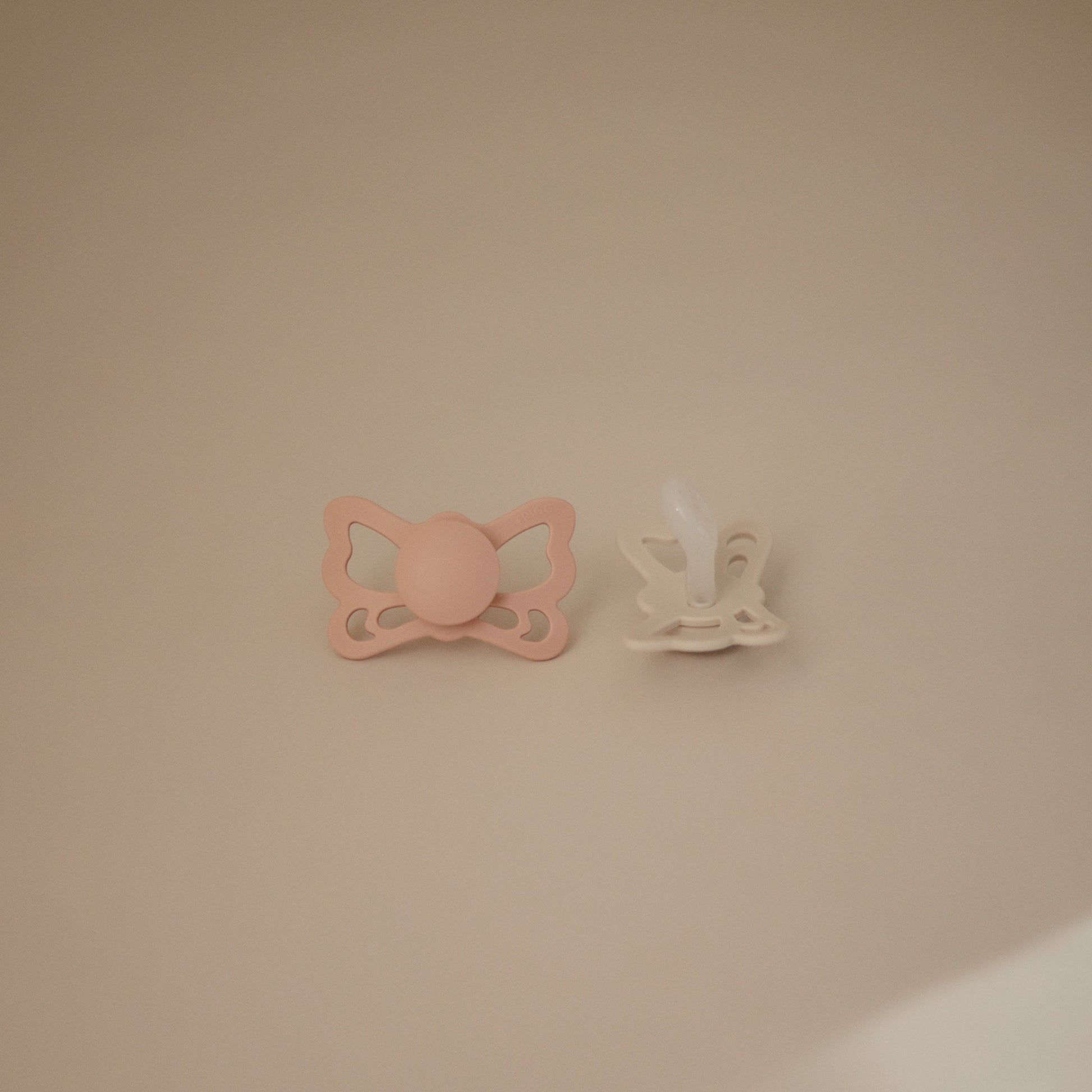 FRIGG Butterfly Anatomical Silicone Pacifier 2-Pack (6-18 Months) - Babies in Bloom