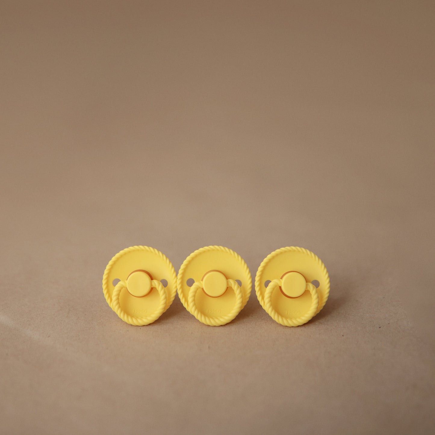 FRIGG Rope/Daisy Natural Rubber Pacifier (Sunflower/Fuchsia) 2-Pack (6-18 Months) - Babies in Bloom