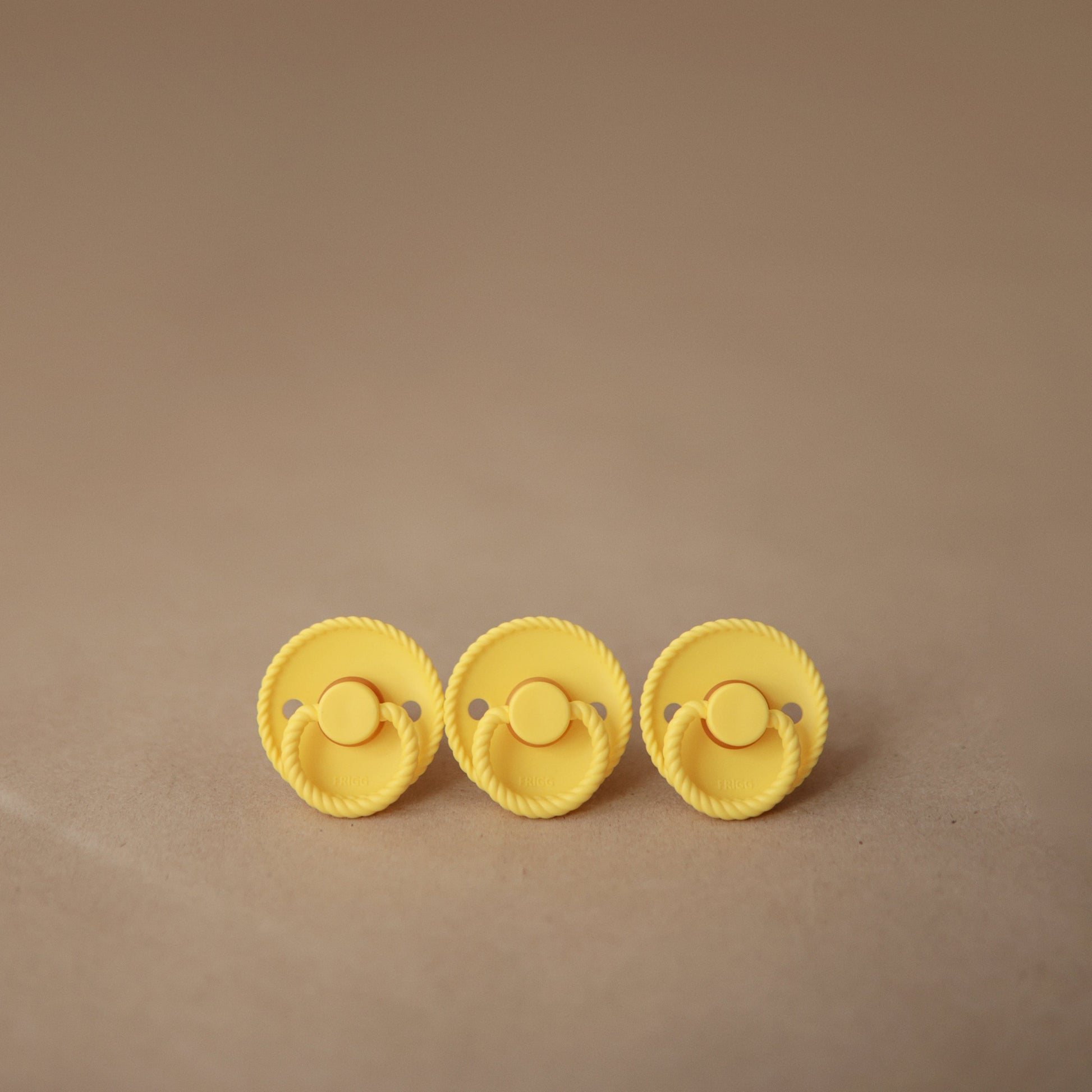 FRIGG Rope/Daisy Natural Rubber Pacifier (Sunflower/Fuchsia) 2-Pack (6-18 Months) - Babies in Bloom