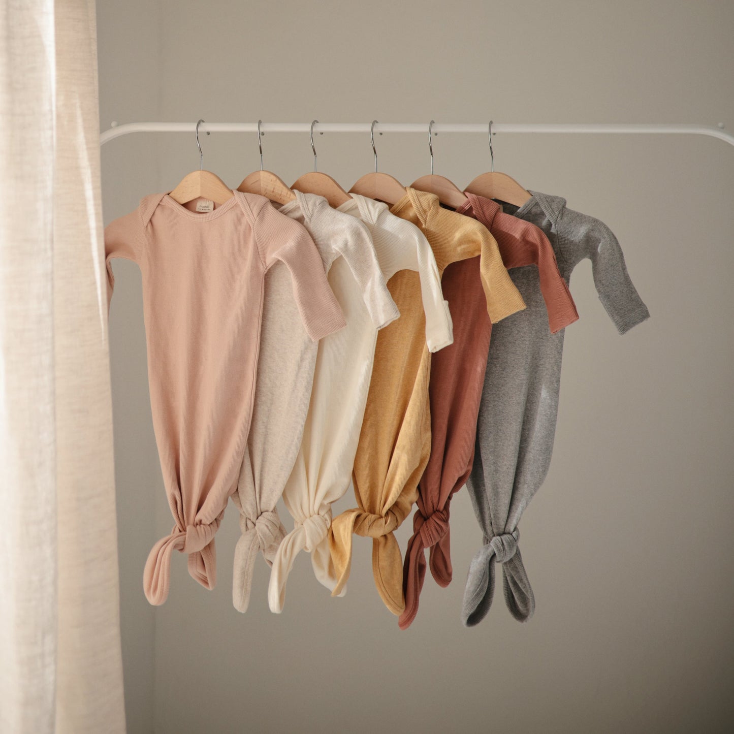 Ribbed Knotted Baby Gown + Beanie Set - Babies in Bloom