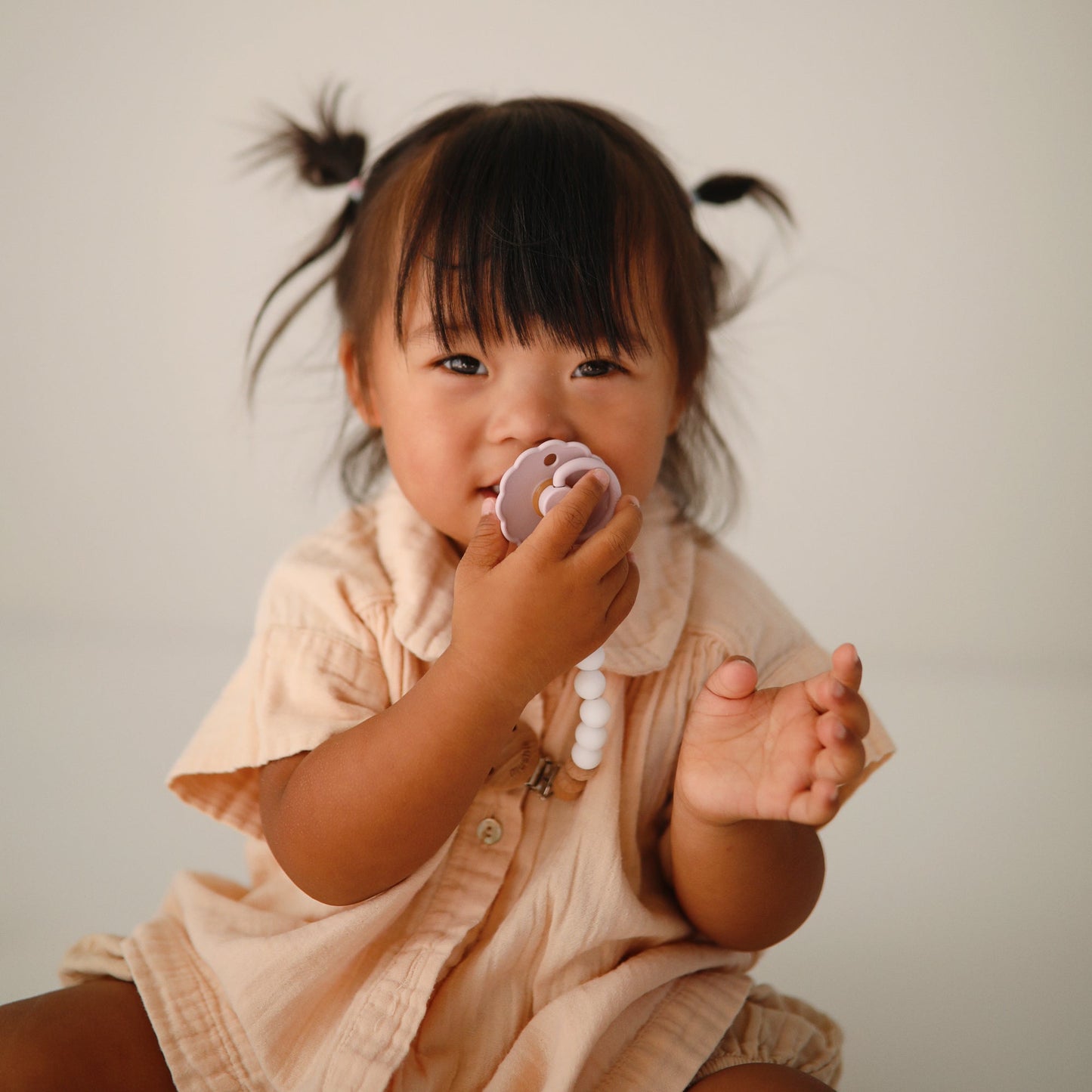 FRIGG Daisy Natural Rubber Pacifier 2-Pack - Babies in Bloom