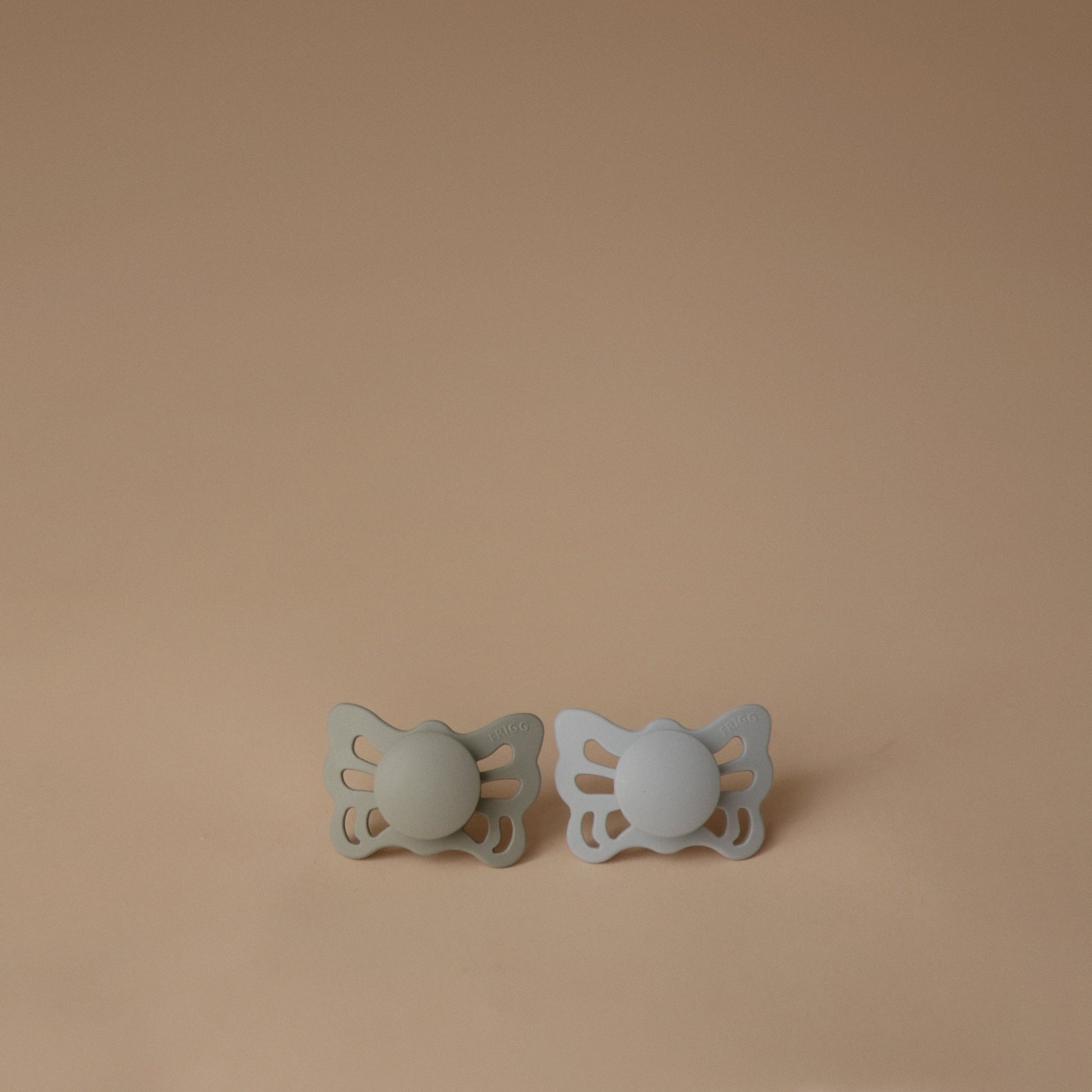 FRIGG Butterfly Anatomical Silicone Pacifier 2-Pack (0-6 Months) - Babies in Bloom