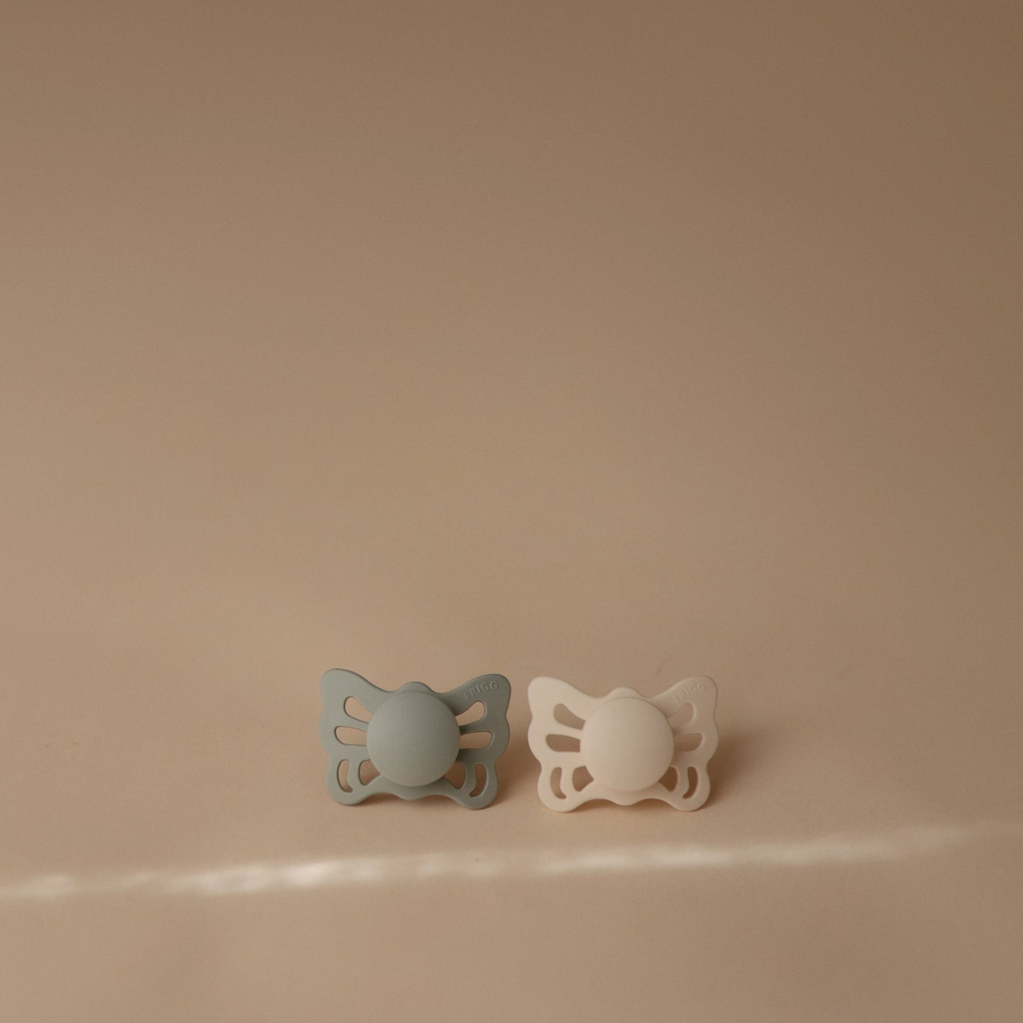FRIGG Butterfly Anatomical Silicone Pacifier 2-Pack (0-6 Months) - Babies in Bloom