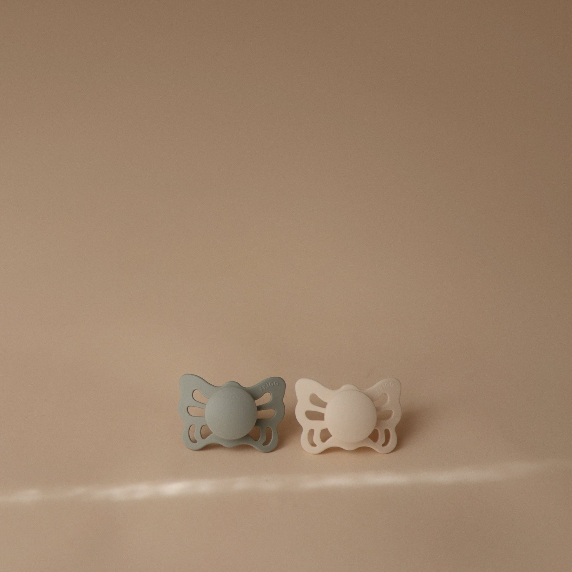FRIGG Butterfly Anatomical Silicone Pacifier 2-Pack (0-6 Months) - Babies in Bloom
