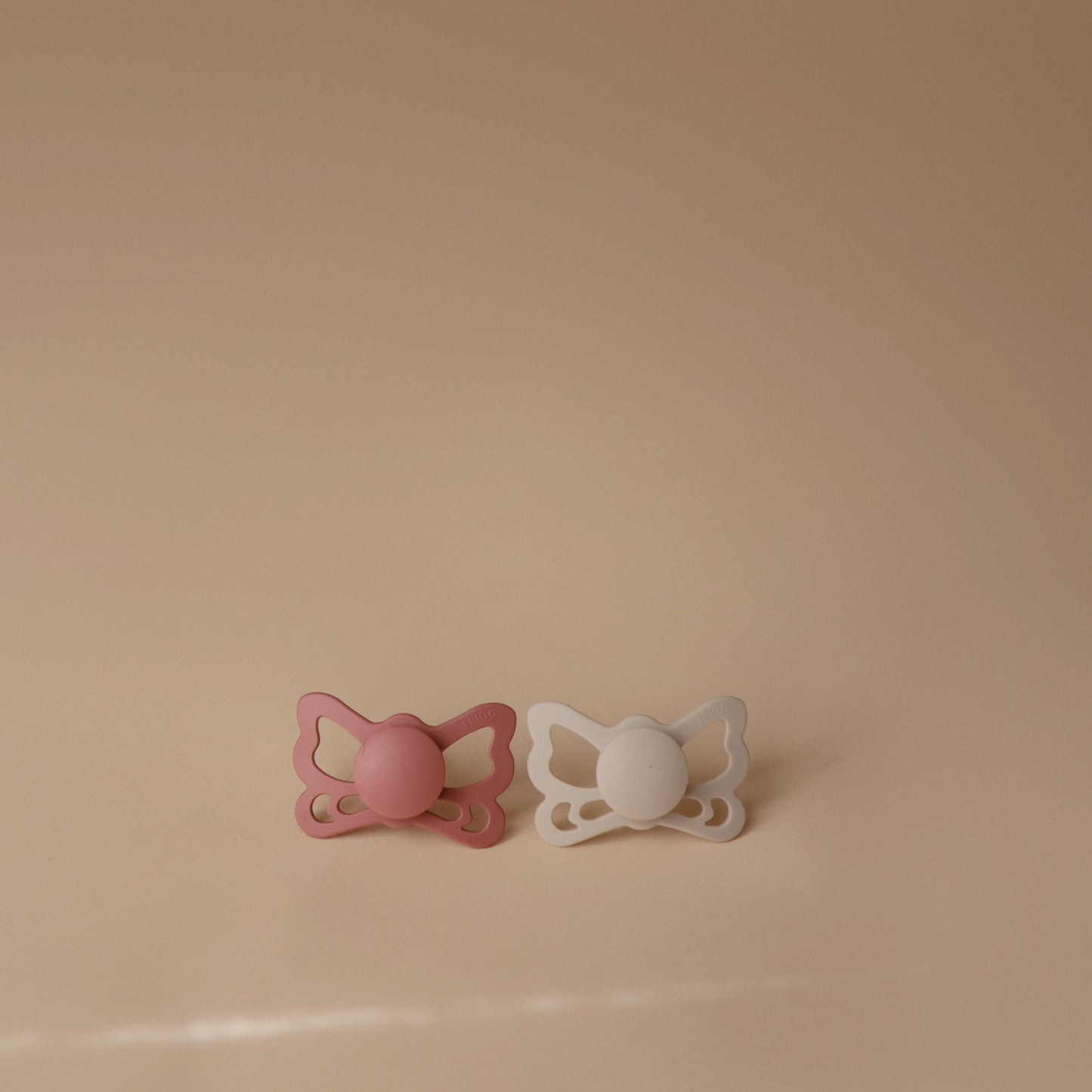 FRIGG Butterfly Anatomical Silicone Pacifier 2-Pack (6-18 Months) - Babies in Bloom