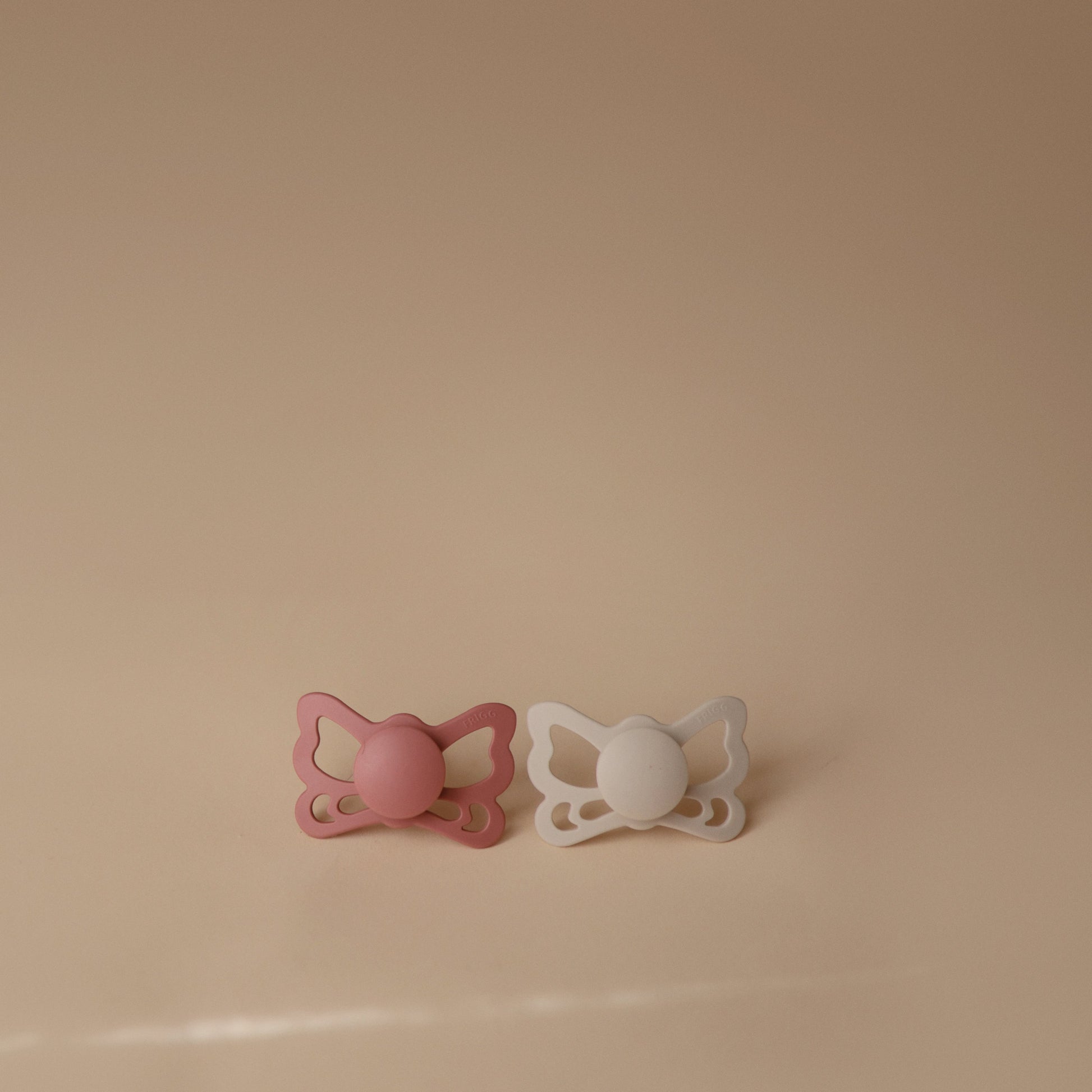 FRIGG Butterfly Anatomical Silicone Pacifier 2-Pack (6-18 Months) - Babies in Bloom