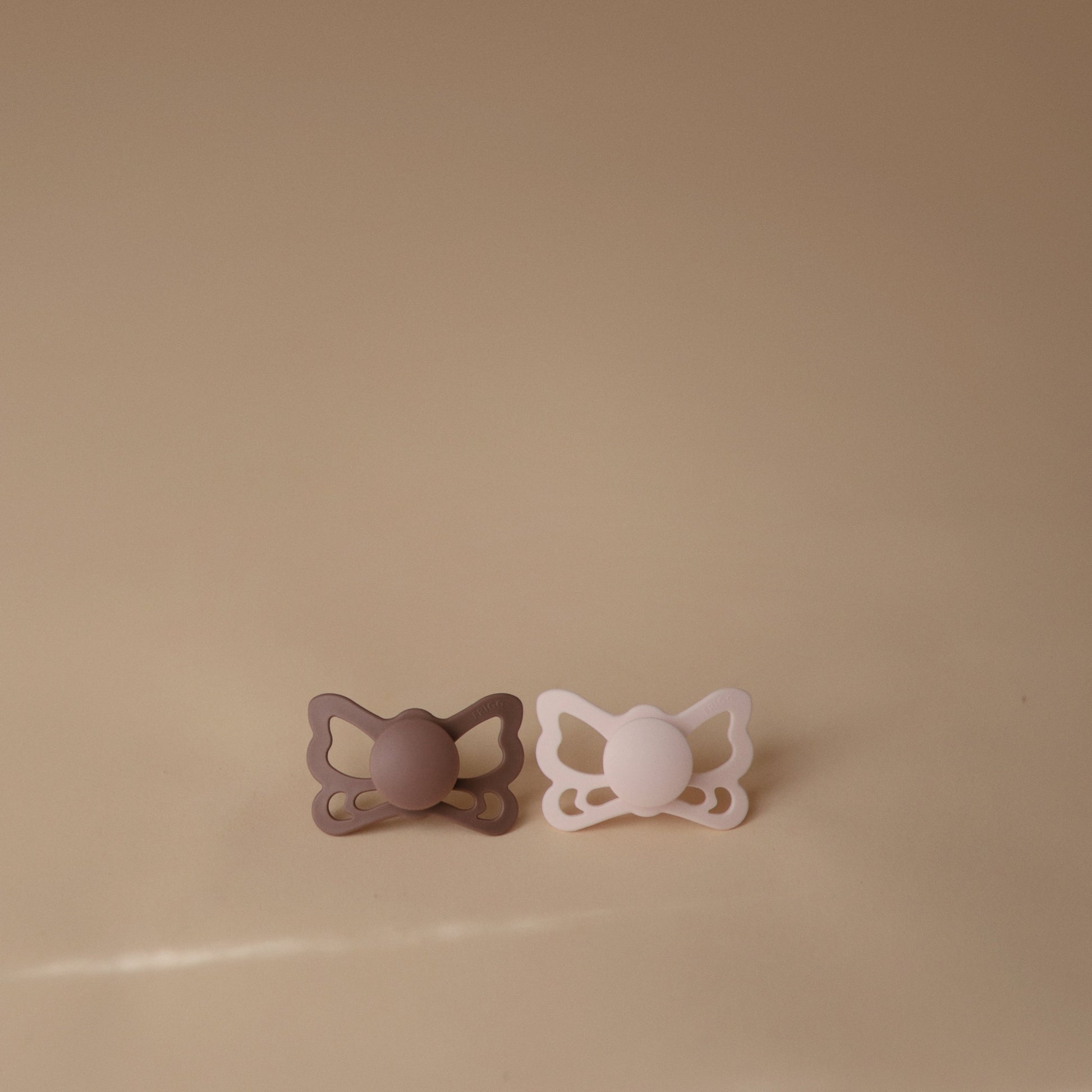 FRIGG Butterfly Anatomical Silicone Pacifier 2-Pack (6-18 Months) - Babies in Bloom
