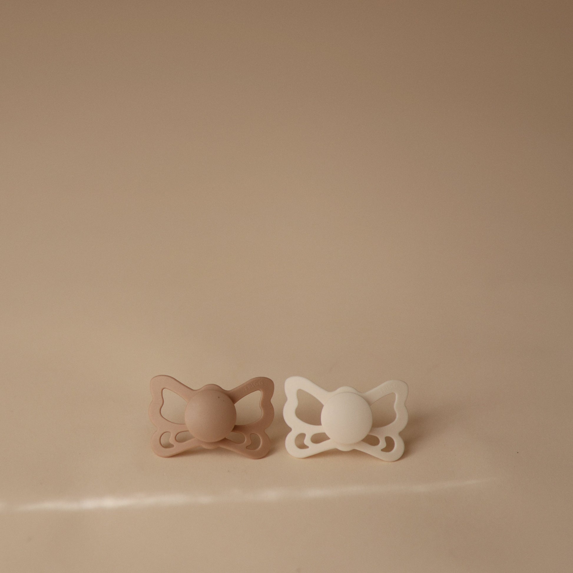 FRIGG Butterfly Anatomical Silicone Pacifier 2-Pack (6-18 Months) - Babies in Bloom