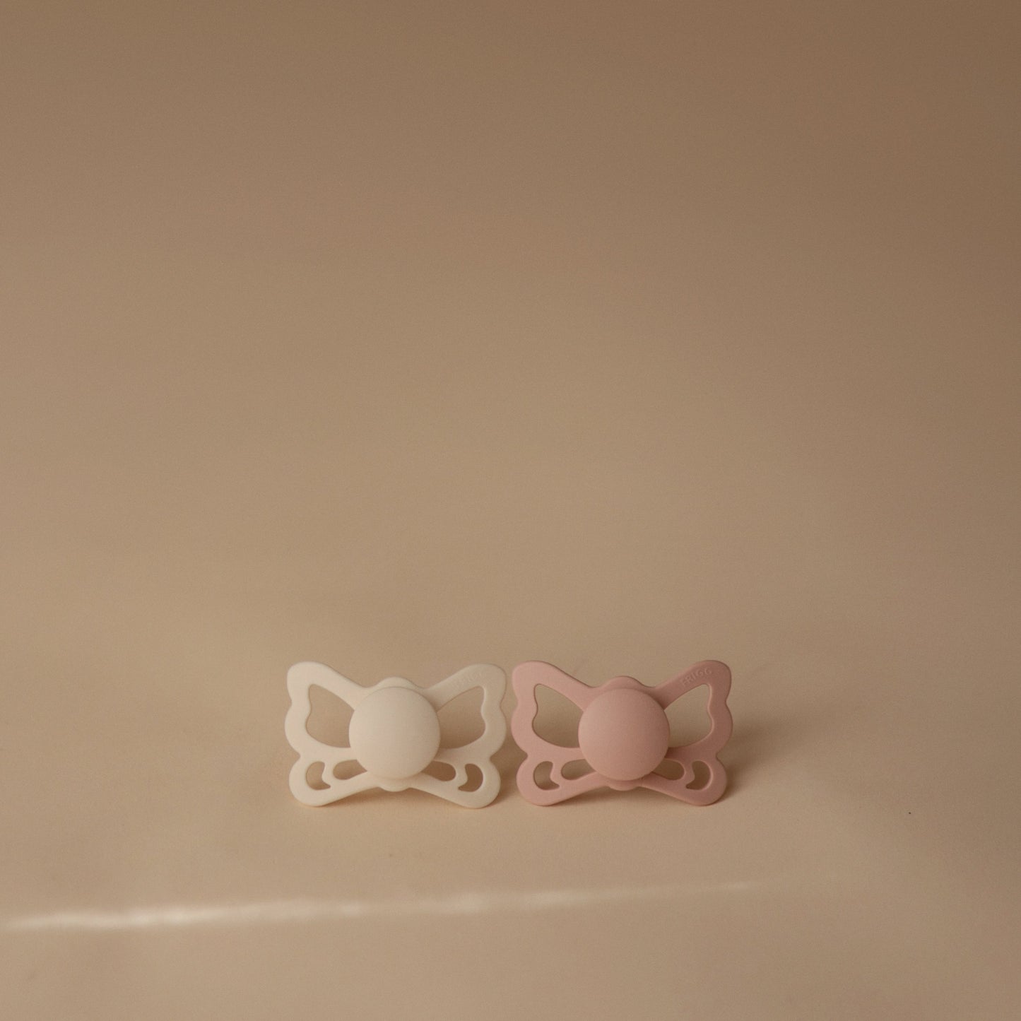 FRIGG Butterfly Anatomical Silicone Pacifier 2-Pack (6-18 Months) - Babies in Bloom