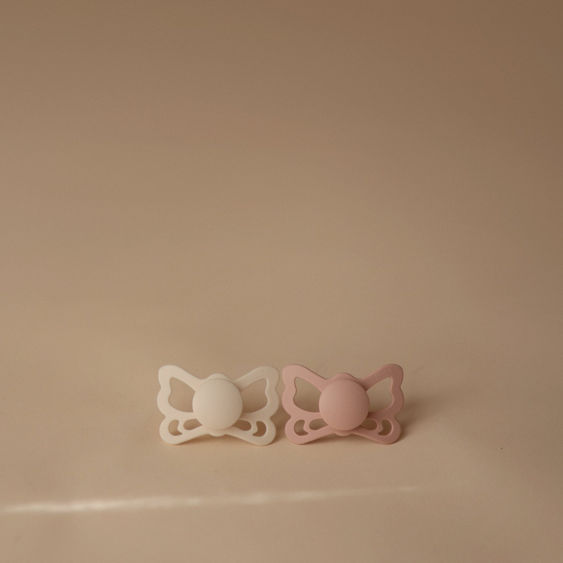 FRIGG Butterfly Anatomical Silicone Pacifier 2-Pack (6-18 Months) - Babies in Bloom