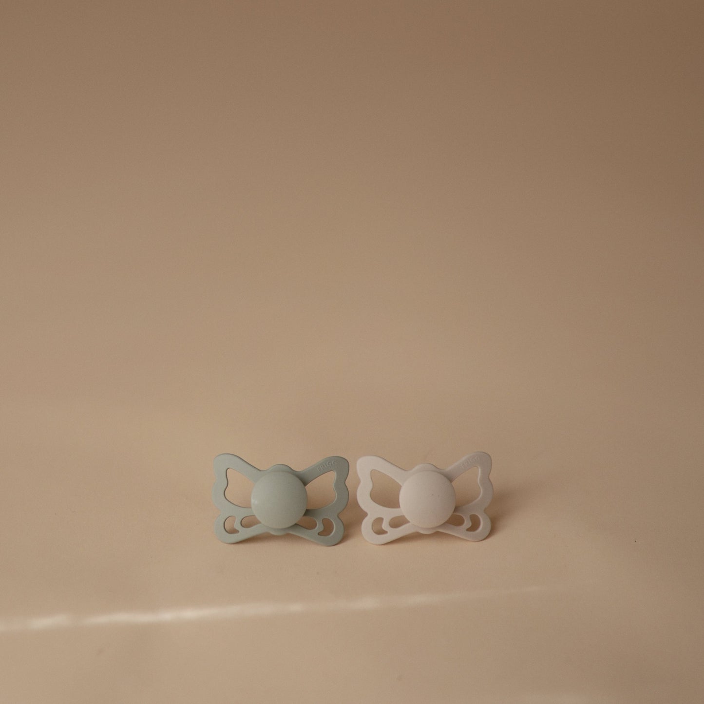 FRIGG Butterfly Anatomical Silicone Pacifier 2-Pack (6-18 Months) - Babies in Bloom