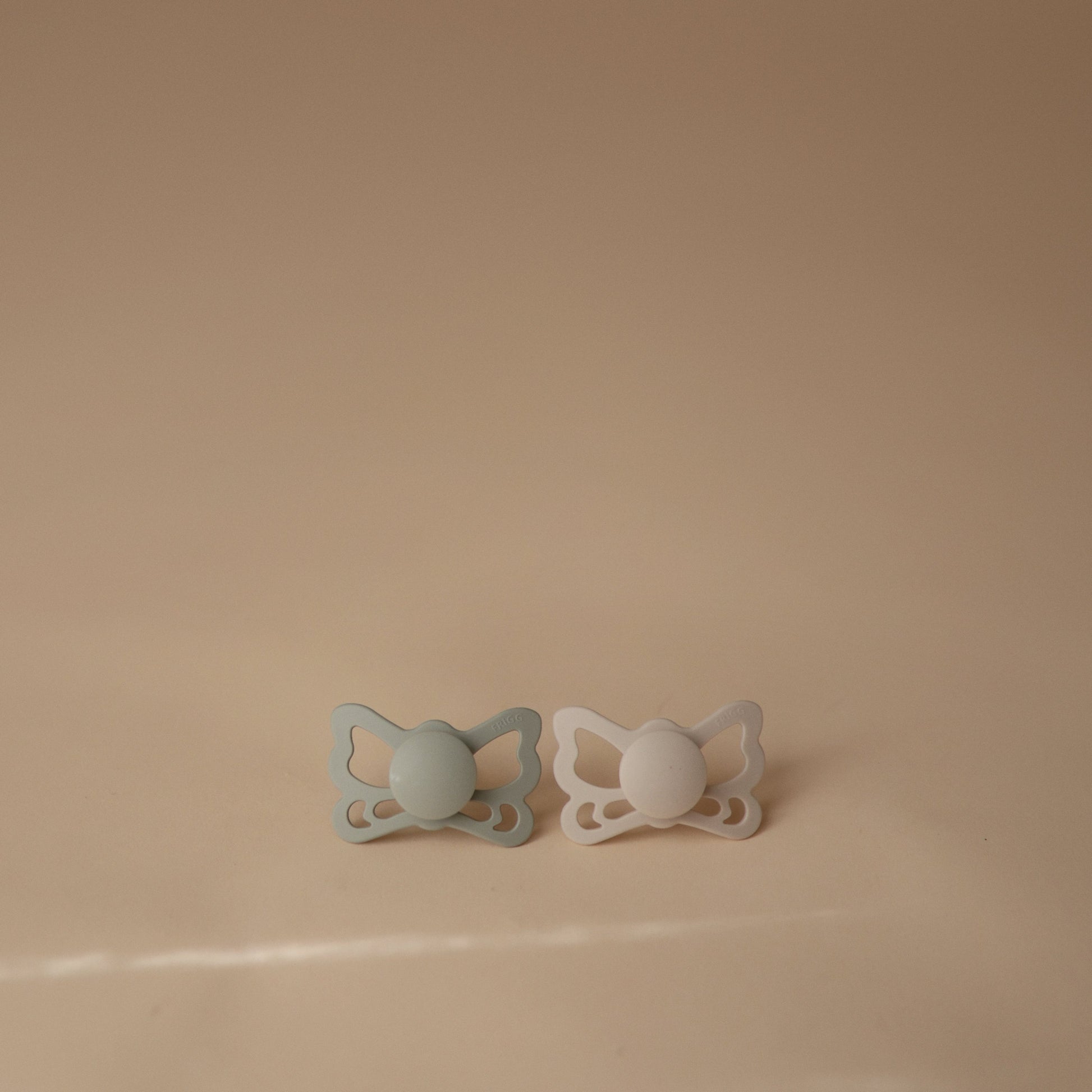 FRIGG Butterfly Anatomical Silicone Pacifier 2-Pack (6-18 Months) - Babies in Bloom