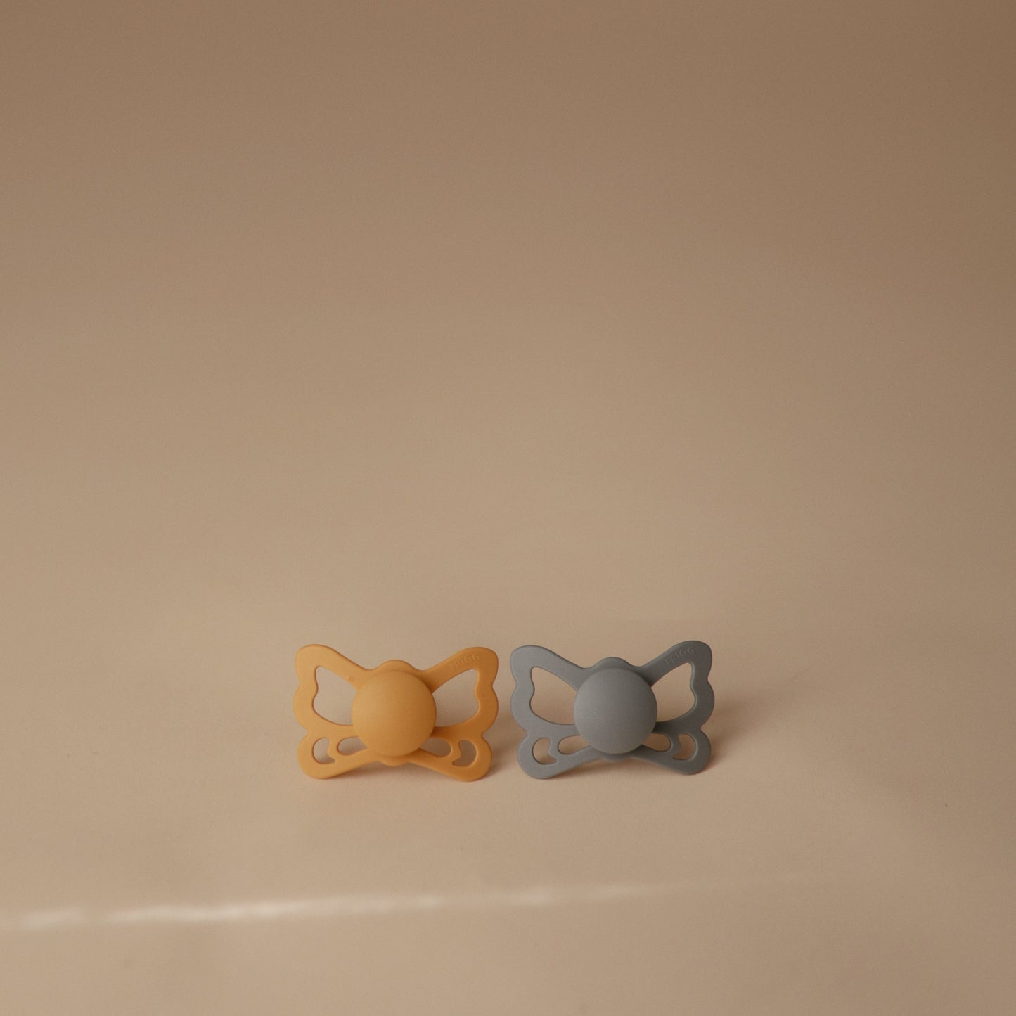 FRIGG Butterfly Anatomical Silicone Pacifier 2-Pack (6-18 Months) - Babies in Bloom