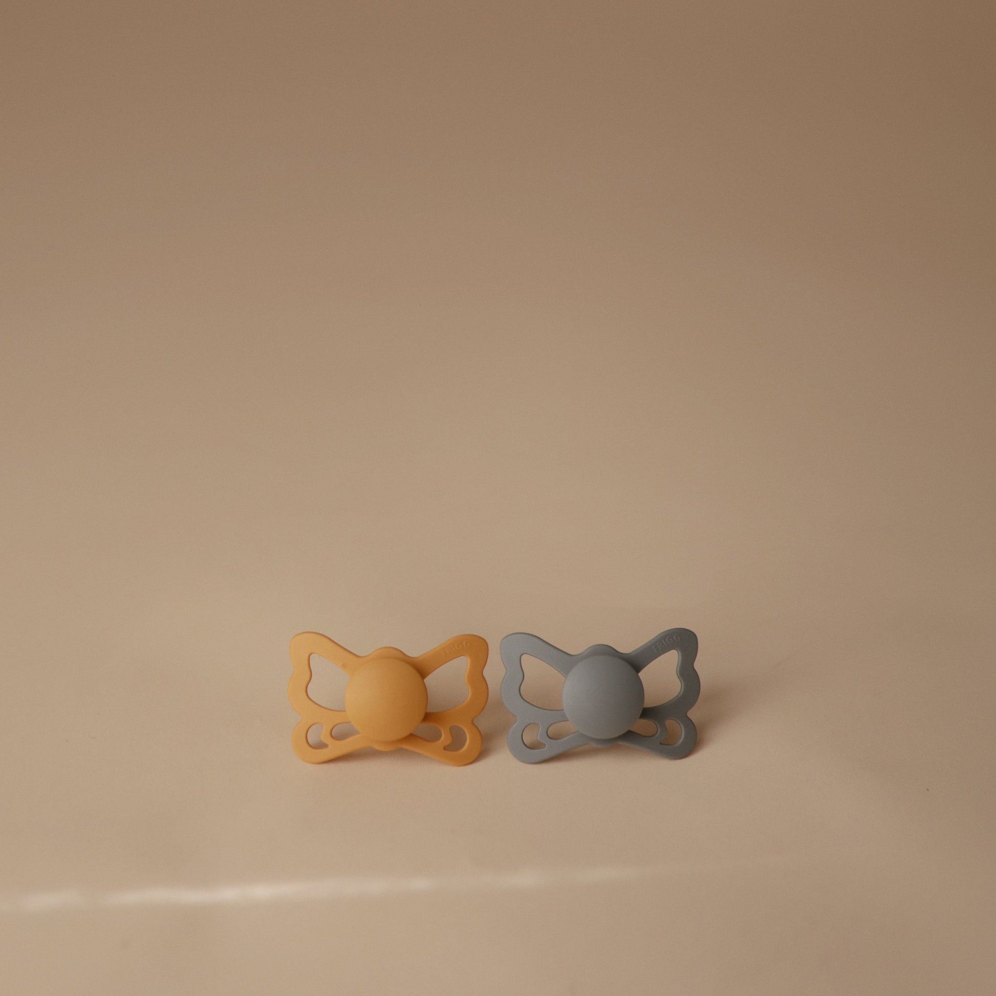 FRIGG Butterfly Anatomical Silicone Pacifier 2-Pack (6-18 Months) - Babies in Bloom