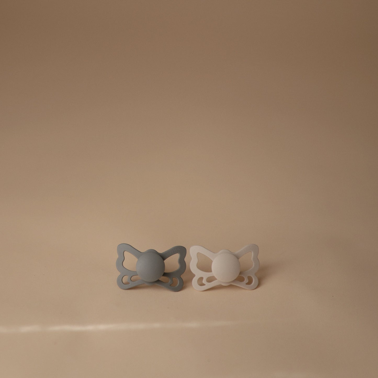 FRIGG Butterfly Anatomical Silicone Pacifier 2-Pack (6-18 Months) - Babies in Bloom