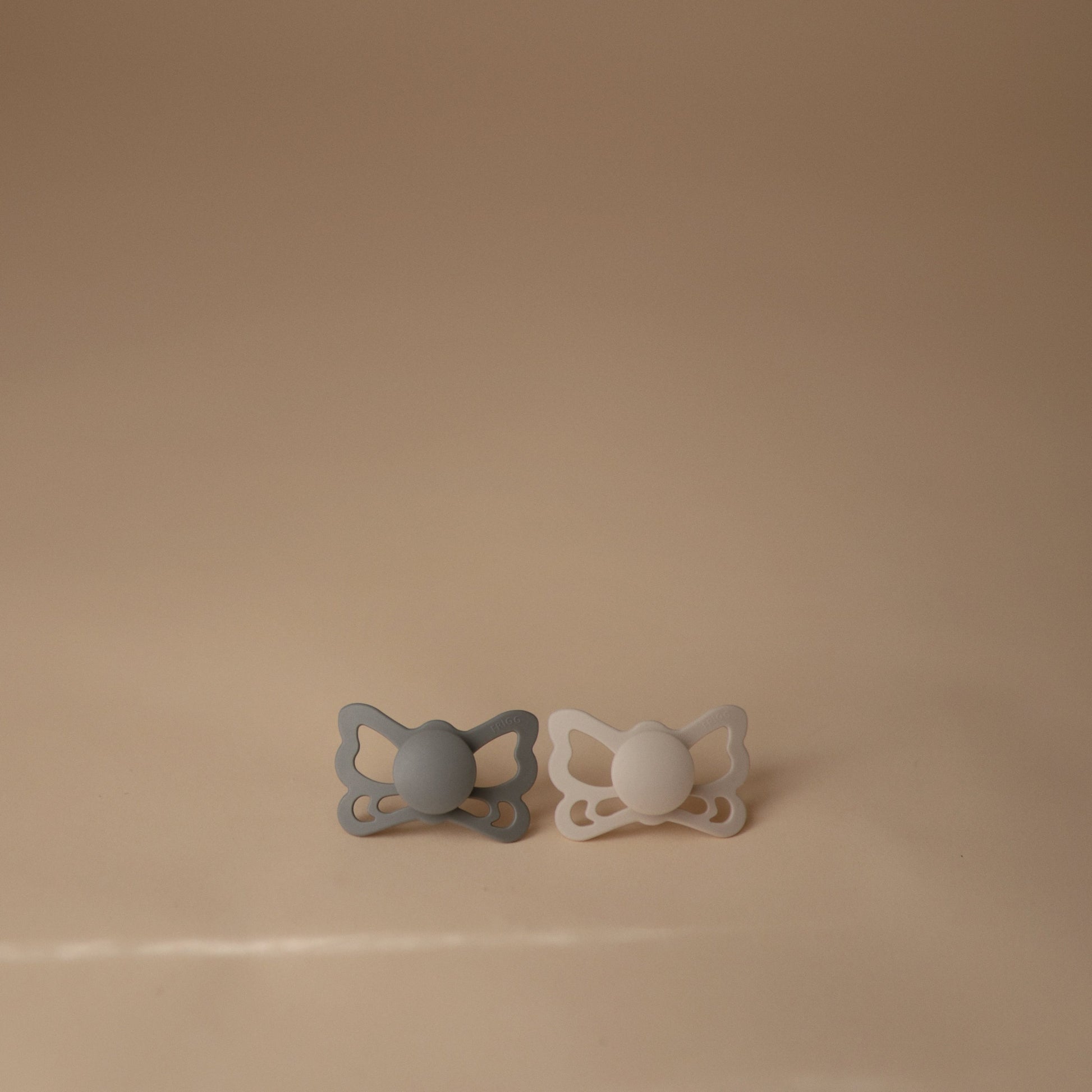 FRIGG Butterfly Anatomical Silicone Pacifier 2-Pack (6-18 Months) - Babies in Bloom