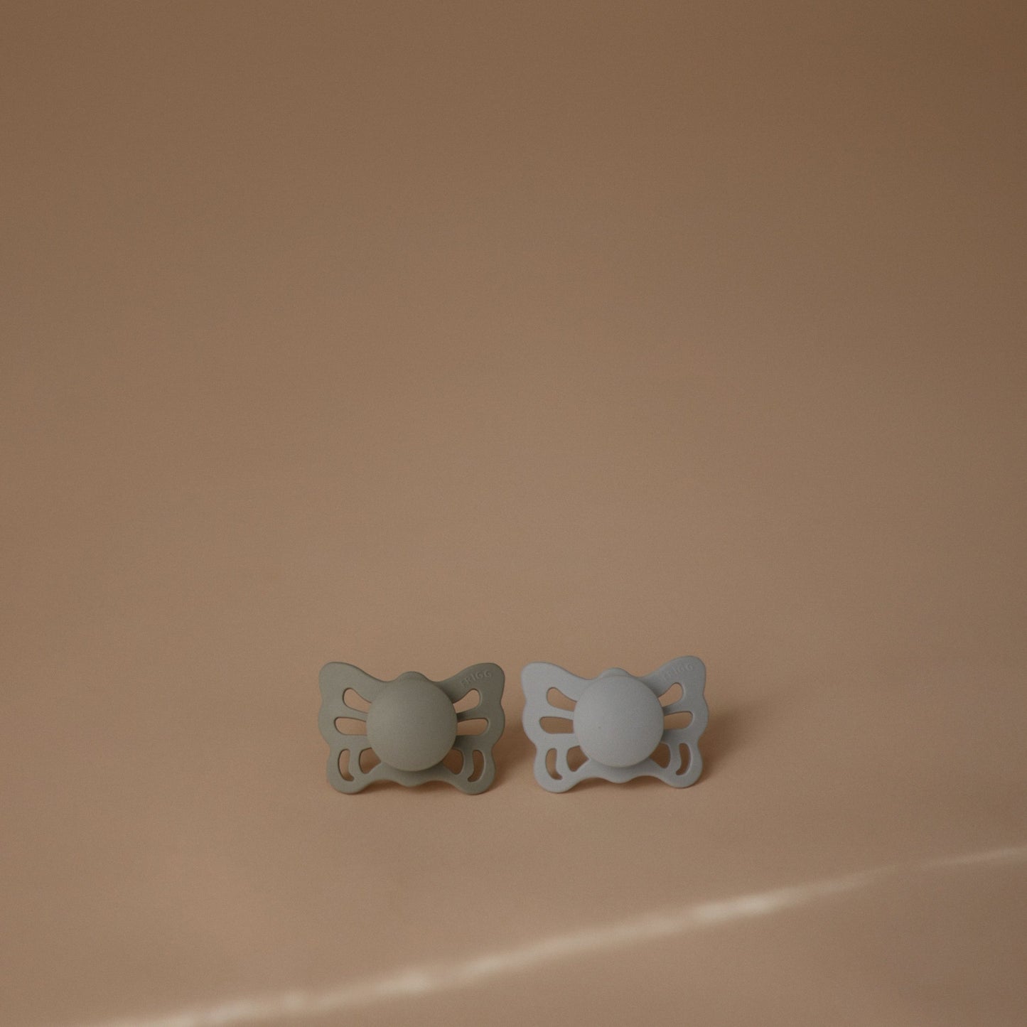 FRIGG Butterfly Anatomical Silicone Pacifier 2-Pack (0-6 Months) - Babies in Bloom