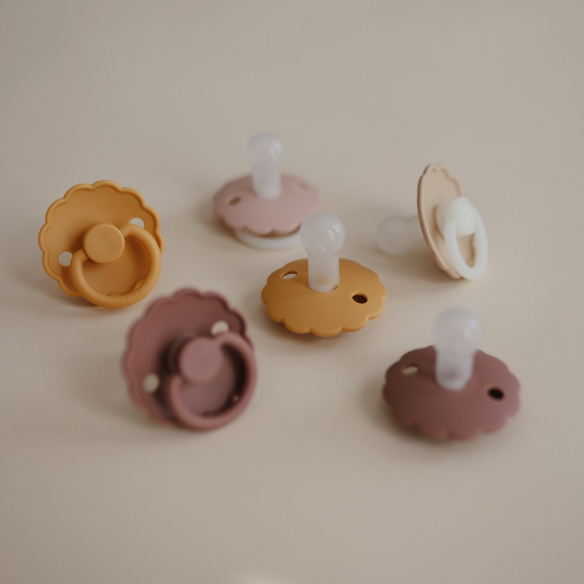FRIGG Daisy Silicone Pacifier 2-Pack - Babies in Bloom