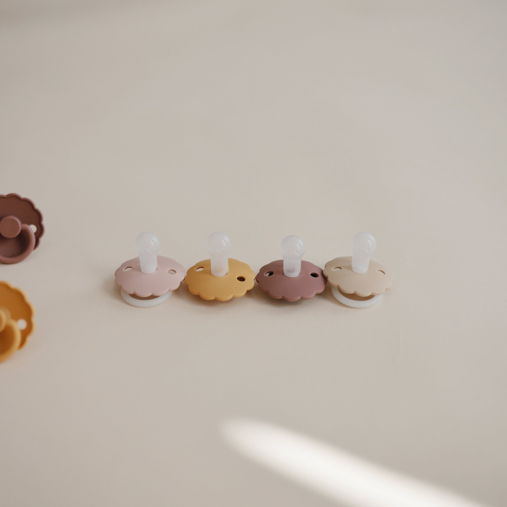 FRIGG Daisy Silicone Pacifier 2-Pack - Babies in Bloom