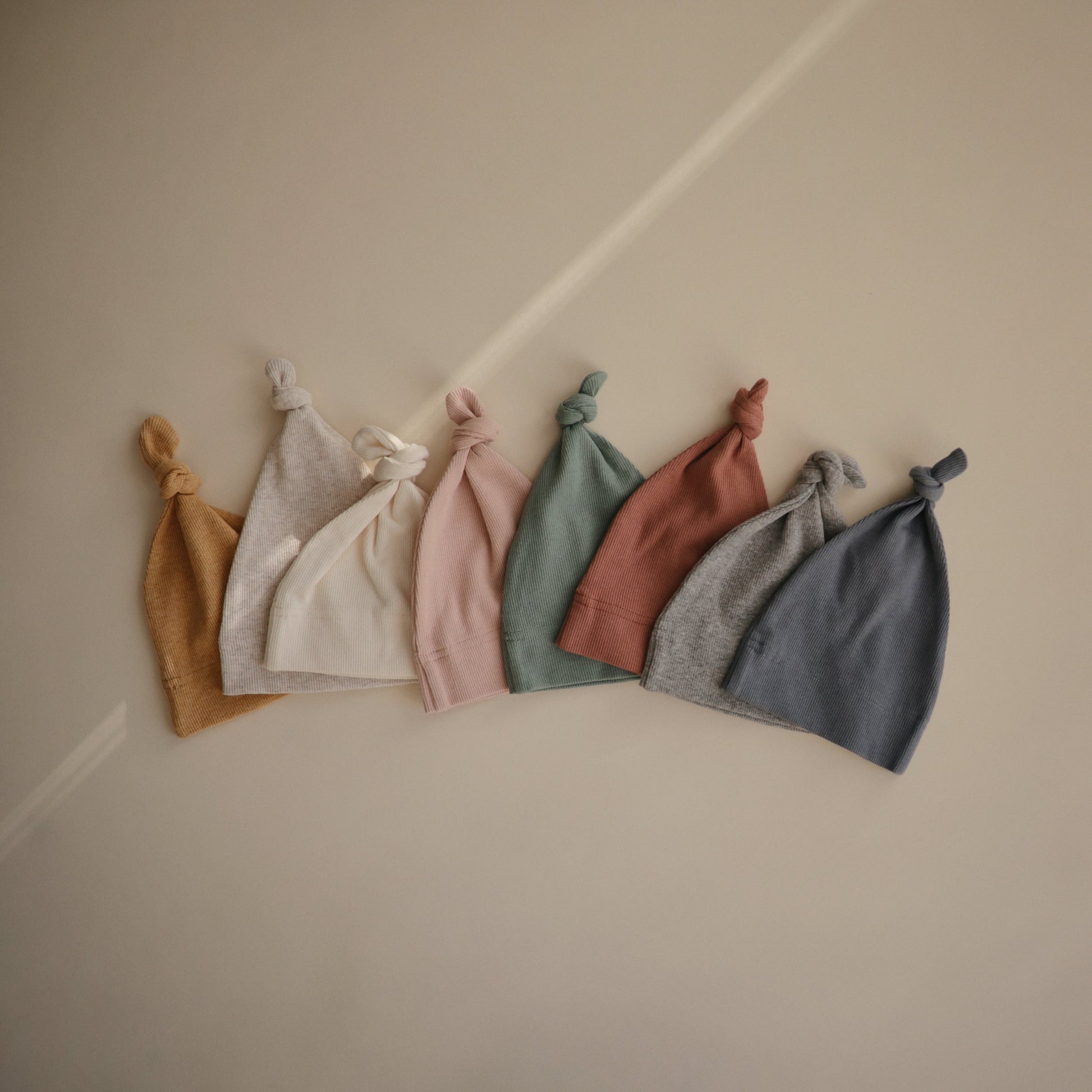 Ribbed Knotted Baby Gown + Beanie Set - Babies in Bloom